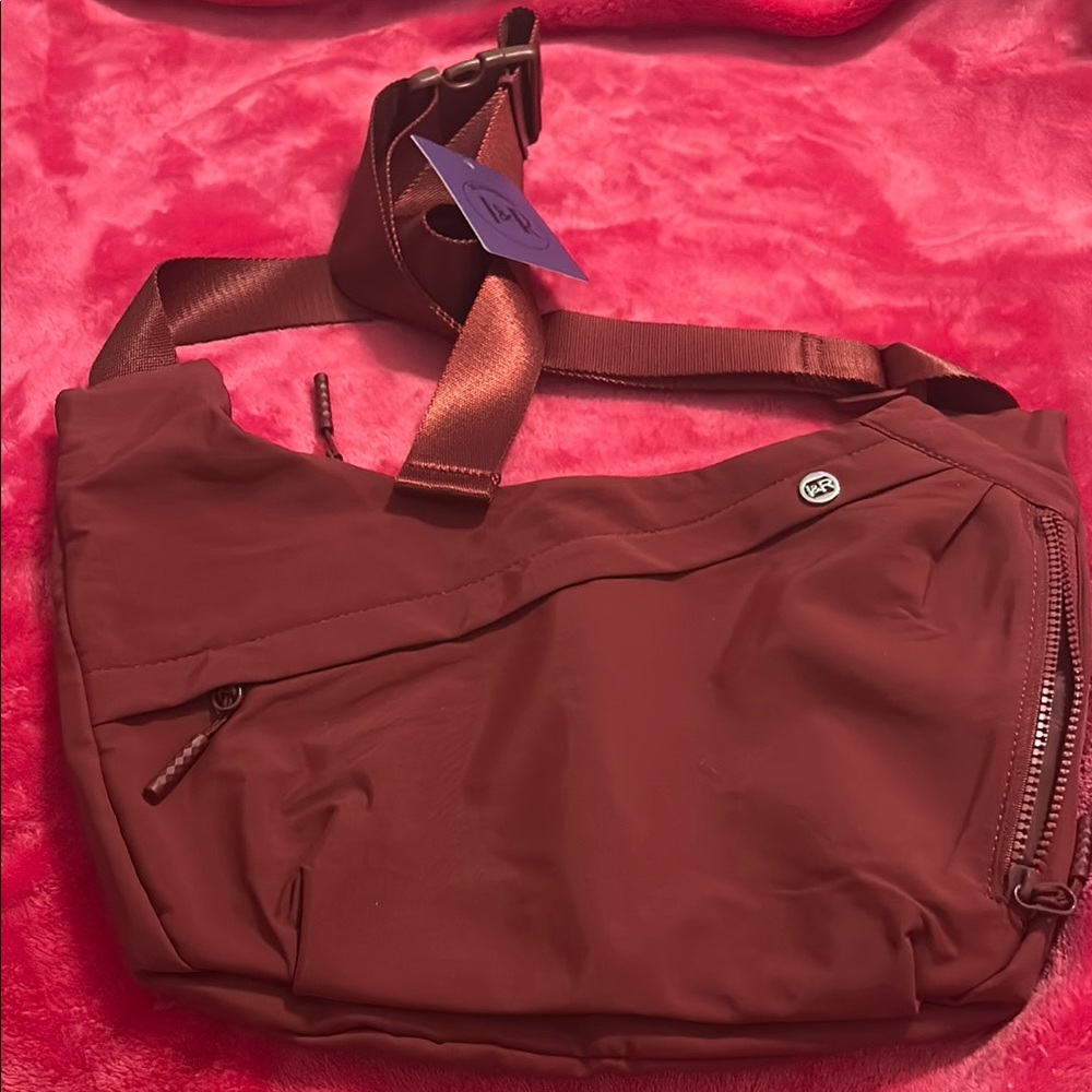 Hip Hugger Unisex Iris Bag- Adjustable Strap and Modern Design NWT